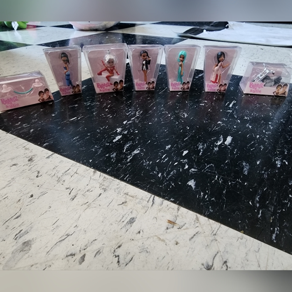 Bratz x Kylie Jenner Minis - 5 Dolls, Motorcycle, and Rope Barrier